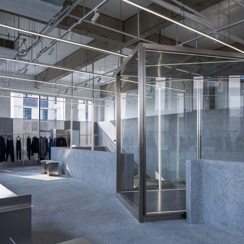 stainless-steel-in-interior-design-transforming-spaces-with-industrial-elegance_21